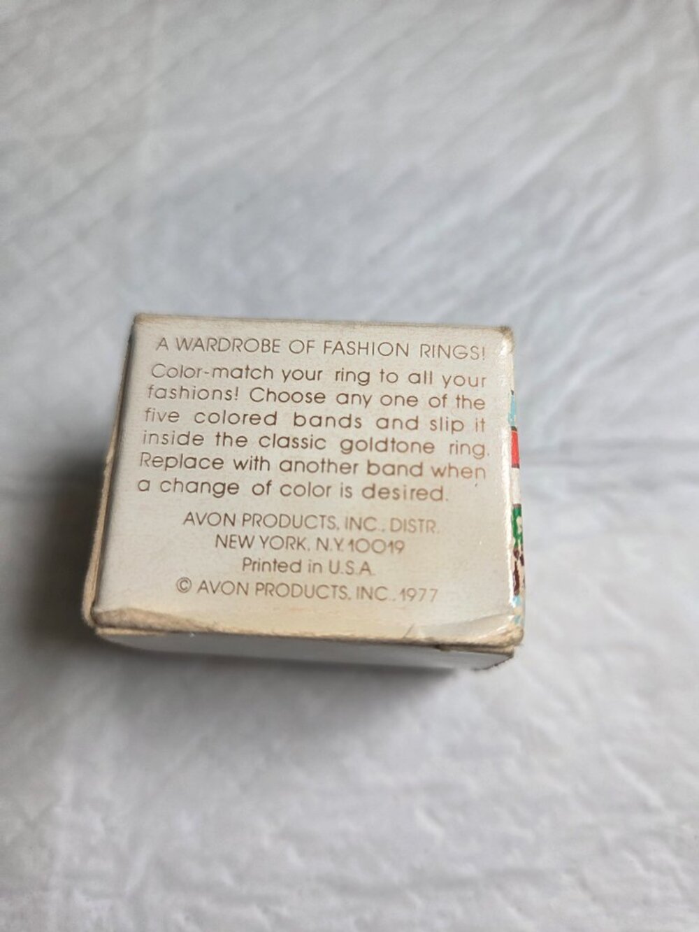 VINTAGE 1977 AVON COLOR GO ROUND BAKELITE RING SET WITH BOX - COMPLETE SET! - Picture 3 of 5